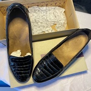 Clarks high quality patent leather flats in croc pattern